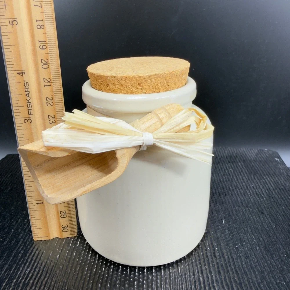 IL Boschetto Italy Ceramic Spice Jar with Cork Lid and‎ Wooden Scoop Cream White